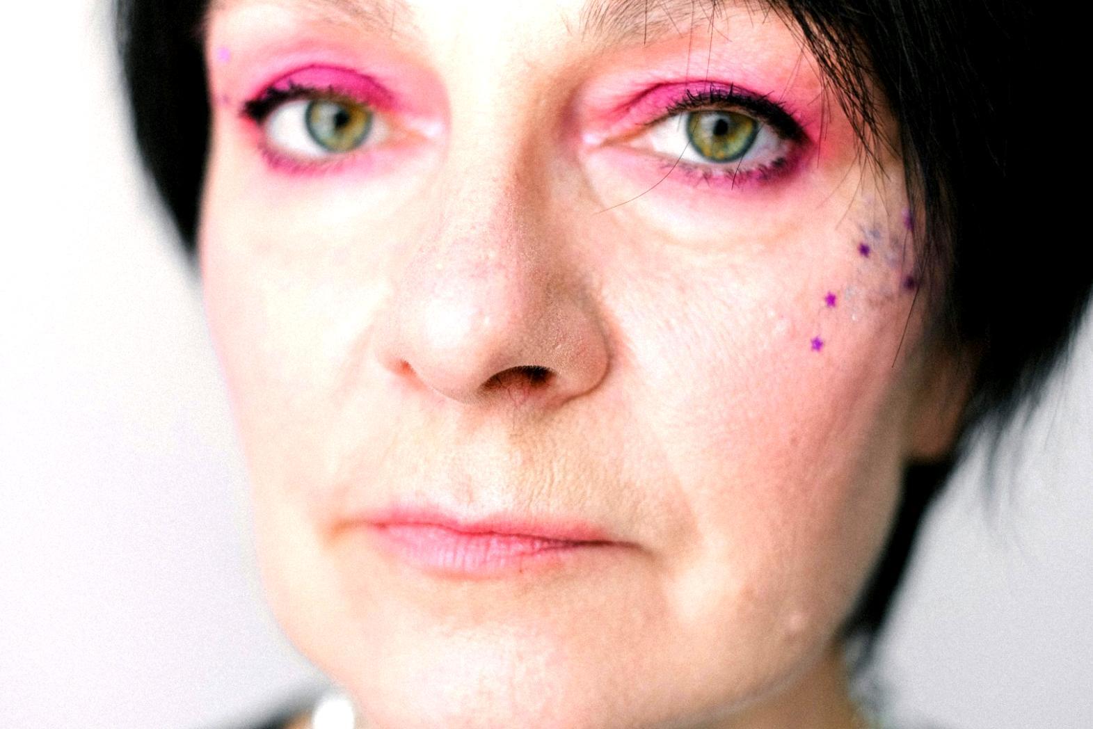 Detailaufnahme einer praktischen Styling-Demonstration mit verschiedenen Kleidungsstücken